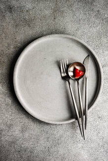 Valentine's Day Sinner Set dekoriert mit rotem Glasherz auf Betontisch - ADSF43288