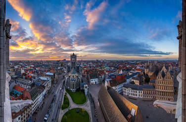 Von oben Stadtbild mit historischen architektonischen Gebäuden und St. Nikolaus Kirche im Zentrum der Stadt unter bunten Sonnenuntergang bewölkten Himmel in Belgien - ADSF43404