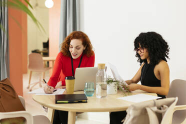 Multirassische Geschäftsfrauen arbeiten am Schreibtisch im Büro - EBSF02929