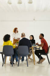 Multirassische Kollegen diskutieren in einer Besprechung im Büro - EBSF02978