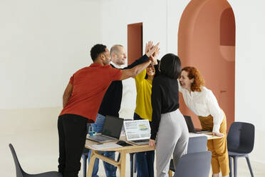 Geschäftsleute machen High-Five im Konferenzraum - EBSF02984