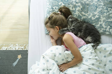 Schlafendes Mädchen mit Katze auf dem Bett zu Hause - SVKF01343