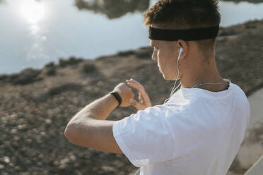 Man checking time on smart watch - ANNF00090