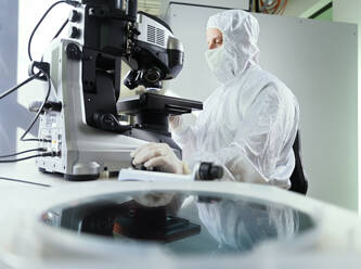 Wissenschaftlerin mit Mikroskop im Labor - CVF02343