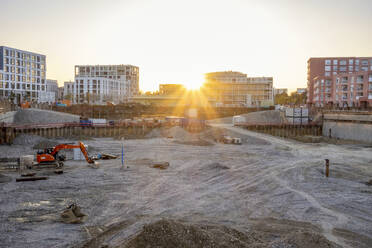 Sonnenuntergang über einer leeren Baustelle - MAMF02654