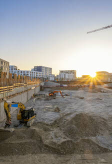 Baustelle mit Baggern in der Nähe eines Schlammhaufens bei Sonnenuntergang - MAMF02657