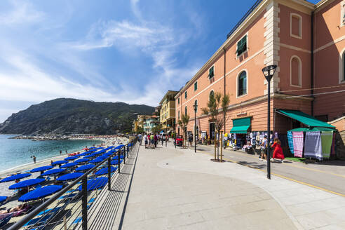 Italien, Ligurien, Monterosso al Mare, Promenade der Küstenstadt entlang der Cinque Terre - FOF13561