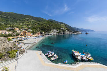 Italien, Ligurien, Monterosso al Mare, Rand der Küstenstadt entlang der Cinque Terre im Sommer - FOF13562