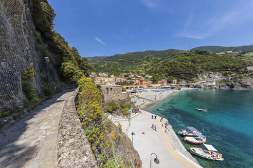 Italien, Ligurien, Monterosso al Mare, Rand der Küstenstadt entlang der Cinque Terre im Sommer - FOF13563