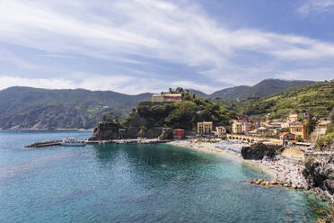 Italien, Ligurien, Monterosso al Mare, Rand der Küstenstadt entlang der Cinque Terre im Sommer - FOF13564