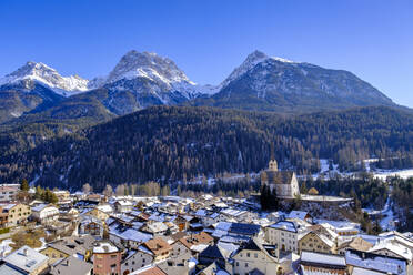 Schweiz, Kanton Graubünden, Scuol, Blick auf Winterstadt im Engadin mit Bergen im Hintergrund - LBF03784