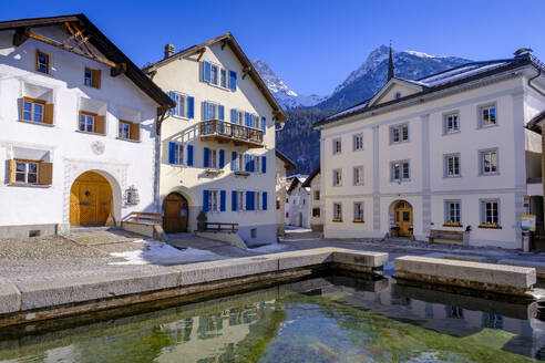 Schweiz, Kanton Graubünden, Scuol, Teich in Alpenstadt - LBF03785