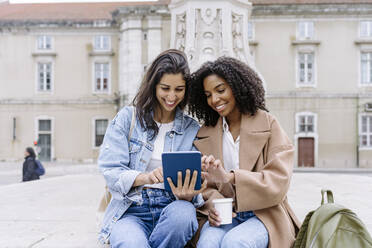 Lächelnde junge Freunde mit Tablet-PC - JJF00553