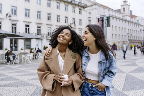 Glückliche multirassische Freunde auf dem Stadtplatz - JJF00562