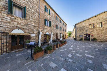 Italien, Toskana, Bagno Vignoni, Leere Tische vor dem Restaurant - FOF13579