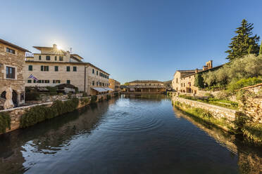 Italien, Toskana, Bagno Vignoni, Thermalbad auf der Piazza delle Sorgenti bei Sonnenuntergang - FOF13580