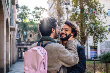 Romantisches homosexuelles Paar, das sich gegenseitig umarmt - GDBF00060