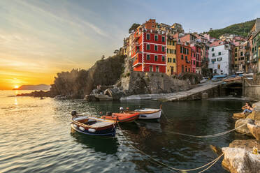 Italien, Ligurien, Riomaggiore, Boote am Rande des Küstendorfs entlang der Cinque Terre bei Sonnenuntergang - FOF13586