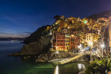 Italien, Ligurien, Riomaggiore, Rand des Küstendorfs entlang der Cinque Terre bei Nacht - FOF13589