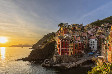 Italien, Ligurien, Riomaggiore, Rand des Küstendorfs entlang der Cinque Terre bei Sonnenuntergang - FOF13590