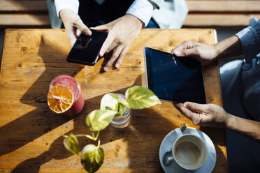 Frauen mit Tablet-PC und Smartphone im Cafe - JOSEF17554