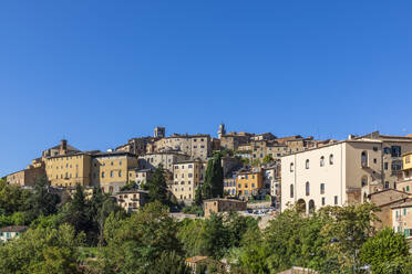 Italien, Toskana, Montepulciano, Klarer blauer Himmel über den Häusern der mittelalterlichen Hügelstadt - FOF13594