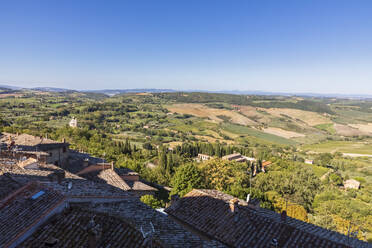 Italien, Toskana, Montepulciano, Ländliche Landschaft vom Dach eines mittelalterlichen Stadthauses aus gesehen - FOF13597