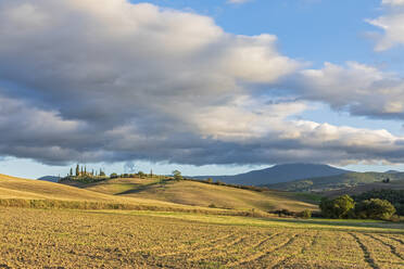 Italien, Toskana, Wolken über der hügeligen Landschaft des Val d'Orcia - FOF13603