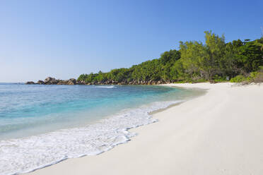 Seychellen, La Digue, Tropischer Strand im Sommer - RUEF03971