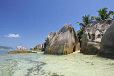 Seychelles, La Digue, Boulders on Anse Source dArgent beach - RUEF03972