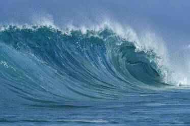 Brechende Welle im Pazifischen Ozean - RUEF03974