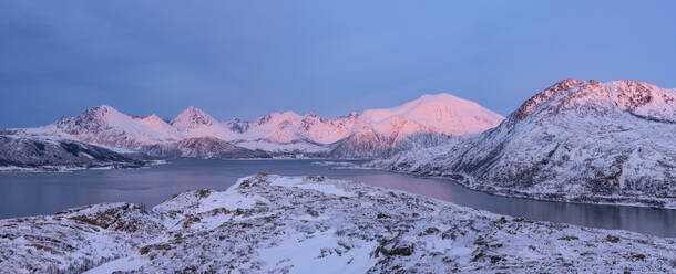 Norwegen, Troms og Finnmark, Schneebedeckte Berge um den Sorfjorden in der Abenddämmerung - RUEF03983