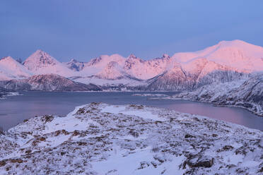 Norwegen, Troms og Finnmark, Schneebedeckte Berge um den Sorfjorden in der Abenddämmerung - RUEF03984