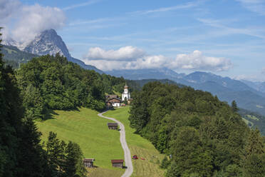 Deutschland, Bayern, Wamberg, Straße zu einem abgelegenen Dorf in den bayerischen Alpen - RUEF03986
