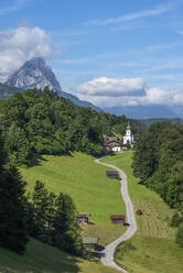 Deutschland, Bayern, Wamberg, Straße zu einem abgelegenen Dorf in den bayerischen Alpen - RUEF03987