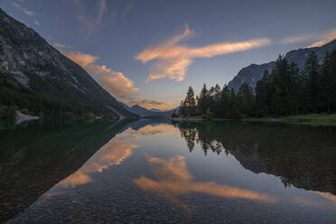 Österreich, Tirol, Wolkenspiegelung im Heiterwanger See in der Abenddämmerung - RUEF03988