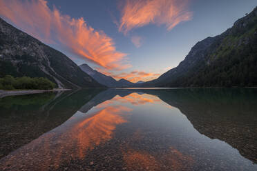 Österreich, Tirol, Wolkenspiegelung im Heiterwanger See in der Abenddämmerung - RUEF03989