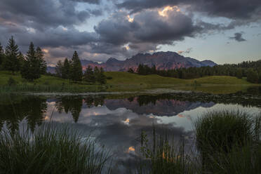 Deutschland, Bayern, Gewitterwolken über dem Wildensee in der Abenddämmerung - RUEF03992