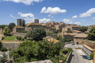 Italien, Latium, Tuscania, Blick auf eine mittelalterliche Stadt im Sommer - MAMF02660