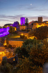 Italien, Latium, Toskana, Blick auf Torre di Lavello, beleuchtet von violettem Licht in der Abenddämmerung - MAMF02671