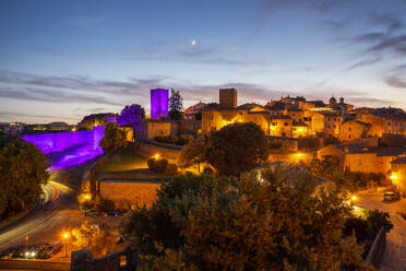 Italien, Latium, Toskana, Blick auf Torre di Lavello, beleuchtet von violettem Licht in der Abenddämmerung - MAMF02672