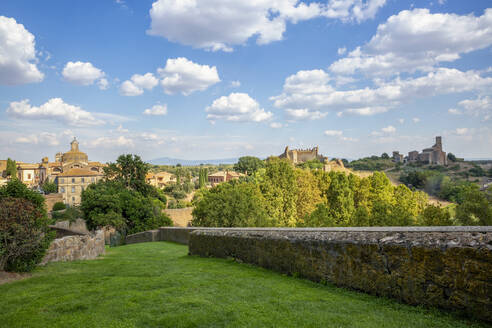 Italy, Lazio, Tuscania, Stone wall surrounding public park in historic town - MAMF02683