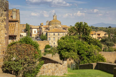 Italien, Latium, Tuscania, Blick auf eine mittelalterliche Stadt im Sommer - MAMF02684