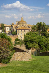 Italien, Latium, Tuscania, Blick auf eine mittelalterliche Stadt im Sommer - MAMF02685