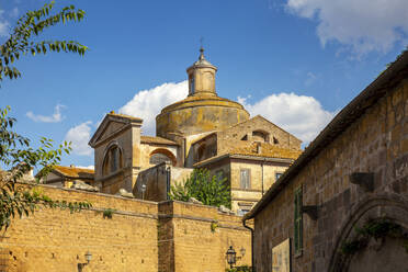 Italien, Latium, Tuscania, Außenansicht der Kirche Chiesa di San Lorenzo - MAMF02687