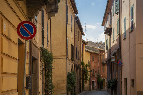 Italien, Latium, Tuscania, Parkverbotsschild vor leerer Gasse - MAMF02693