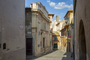 Italien, Latium, Tuscania, Leere Gasse zwischen historischen Häusern - MAMF02696