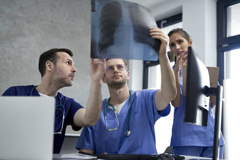 Ärzte diskutieren über medizinisches Röntgen in der Klinik - ABIF01870