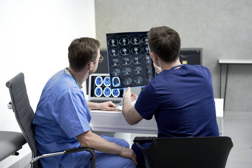 Ärzte untersuchen medizinische Röntgenaufnahmen im Krankenhaus - ABIF01873