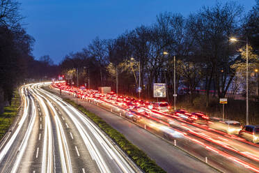 Deutschland, Baden-Württemberg, Stuttgart, Langzeitbelichtung von Stau auf mehrspuriger Autobahn in der Abenddämmerung - WDF07281